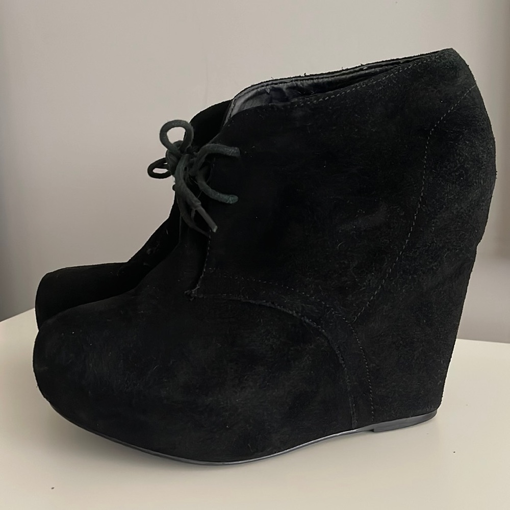 Steve Madden "Annie" Suede Black Platform Wedge sz 10 Perfect for fall & winter